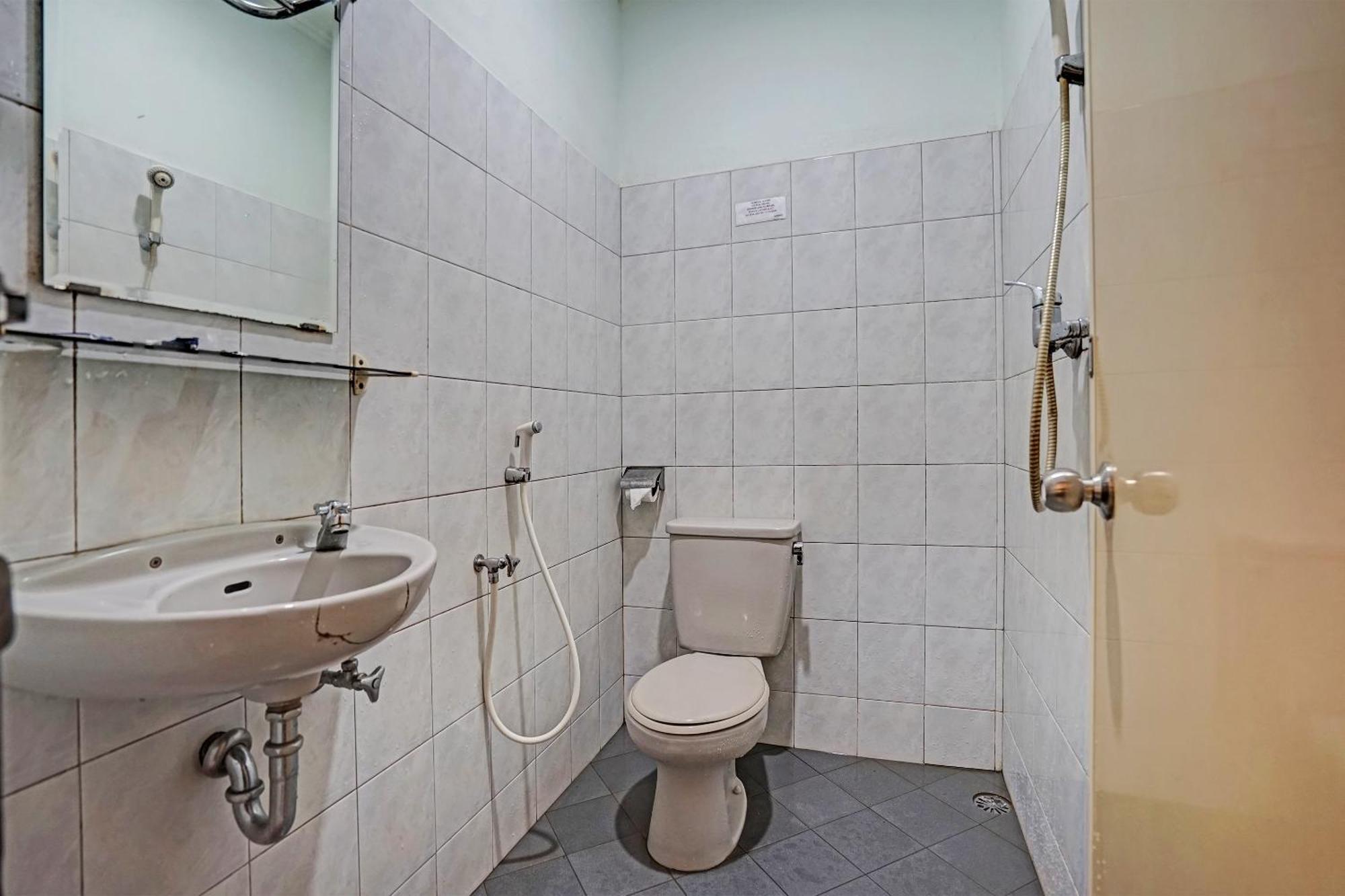 Super Oyo 91805 Hotel Wisma Bari 팔렘방 외부 사진